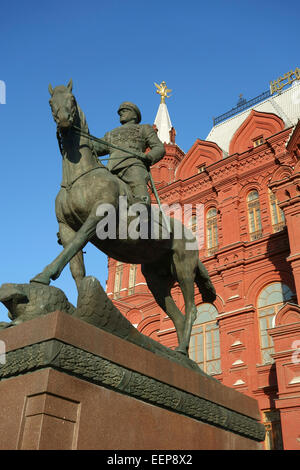 Denkmal für Marschall der Sowjetunion Georgy Zhukov vor der staatlichen historischen Museums, Manezhnaya Platz, Moskau, Russland Stockfoto