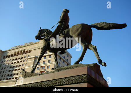 Denkmal für Marschall der Sowjetunion Georgy Zhukov vor dem Hotel vier Jahreszeiten, Manezhnaya Platz, Moskau, Russland Stockfoto