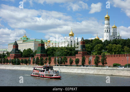 Der Kreml und Moskau Fluss mit Ausflugsschiff, Moskau, Russland Stockfoto