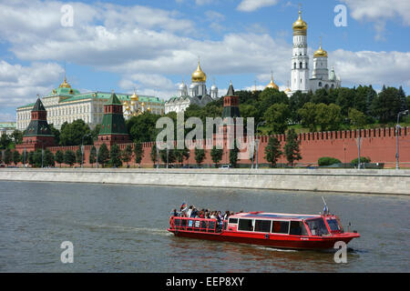 Der Kreml und Moskau Fluss mit Ausflugsschiff, Moskau, Russland Stockfoto