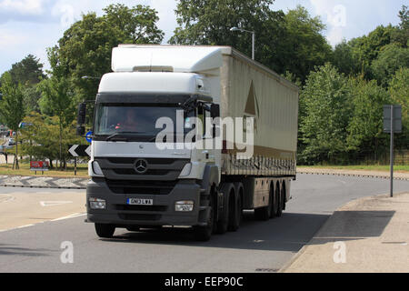 Ein Lkw verlassen eines Kreisverkehrs in Coulsdon, Surrey, England Stockfoto