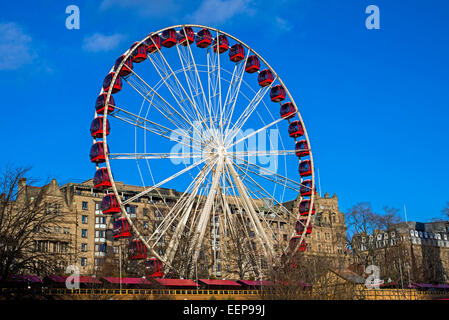 Das Riesenrad, eines der jährlichen Attraktionen in Edinburghs Weihnachtsfestival an einem sonnigen aber kalten Wintertag. Stockfoto