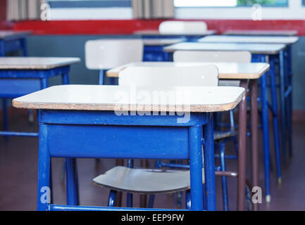 Schulbänke und Stühle. Stockfoto