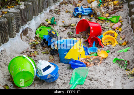 Spielzeug in einer sandbox Stockfoto