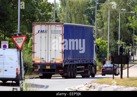 Ein LKW um einen Kreisverkehr in Coulsdon, Surrey, England reisen Stockfoto