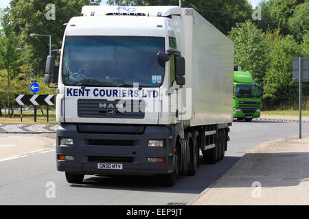 Ein Lkw verlassen um einen Kreisverkehr in Coulsdon, Surrey, England Stockfoto