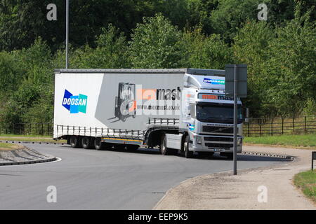 Ein LKW um einen Kreisverkehr in Coulsdon, Surrey, England reisen Stockfoto