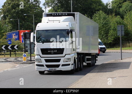 Ein Lkw verlassen eines Kreisverkehrs in Coulsdon, Surrey, England Stockfoto