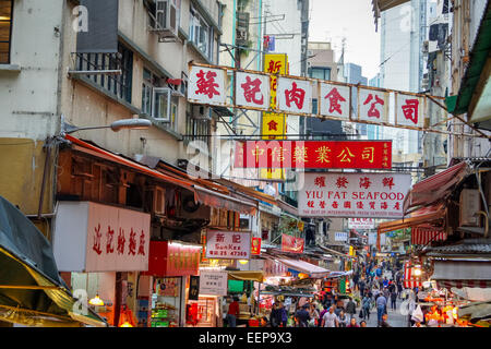 Werbung beleuchtete Schilder über Gage Straße und helle Fassaden, Hongkong, China Stockfoto