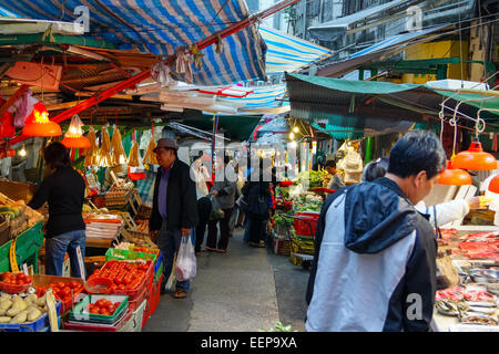 Menschen surfen und einkaufen bei Lebensmitteln Verkaufsstände in Gage Straße, Hongkong, China Stockfoto