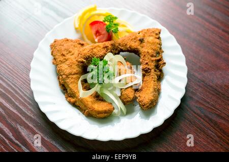 Leckeres Essen auf weißen Teller Stockfoto