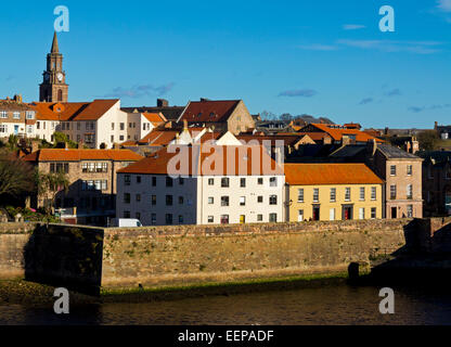 Blick über Berwick Upon Tweed Stadtzentrum Skyline mit dem Rathaus Turm sichtbar in der Ferne Northumberland England UK Stockfoto