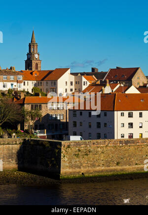 Blick über Berwick Upon Tweed Stadtzentrum Skyline mit dem Rathaus Turm sichtbar in der Ferne Northumberland England UK Stockfoto