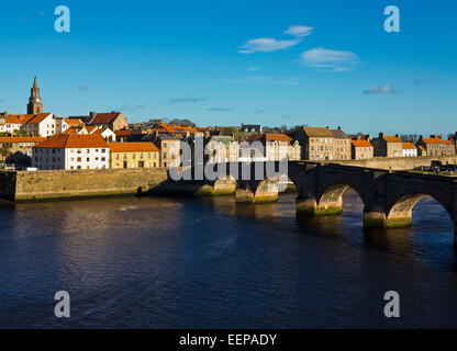 Die alte Brücke bei Berwick nach Tweed Northumberland England UK gebaut 1611 für James 1 of Scotland mit der Stadt sichtbar hinter Stockfoto