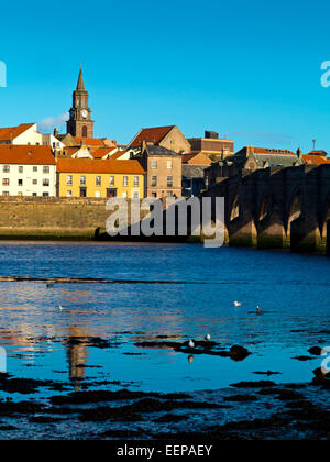 Die alte Brücke bei Berwick nach Tweed Northumberland England UK gebaut 1611 für James 1 of Scotland mit der Stadt sichtbar hinter Stockfoto