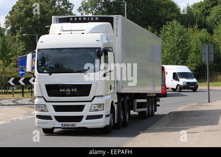 Ein Lkw verlassen eines Kreisverkehrs in Coulsdon, Surrey, England Stockfoto