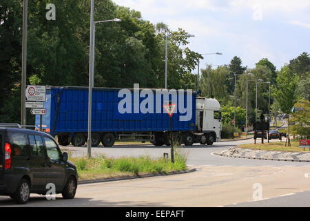 Ein LKW um einen Kreisverkehr in Coulsdon, Surrey, England reisen Stockfoto