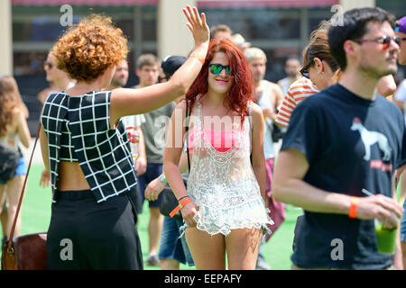 BARCELONA - 12 JUN: Publikum beim Sonar Festival am 12. Juni 2014 in Barcelona, Spanien. Stockfoto