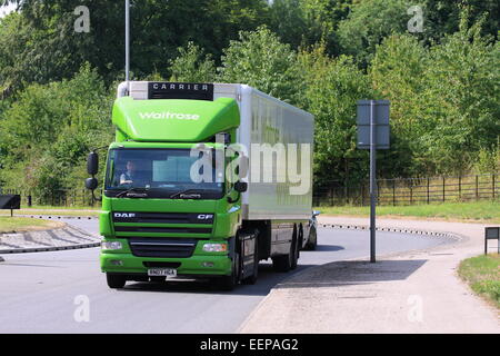 Ein Lkw verlassen eines Kreisverkehrs in Coulsdon, Surrey, England Stockfoto