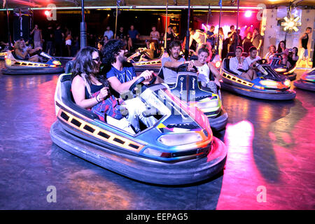 BARCELONA - 14 JUN: Menschen am Autoscooter am Sonar Festival am 14. Juni 2014 in Barcelona, Spanien. Stockfoto