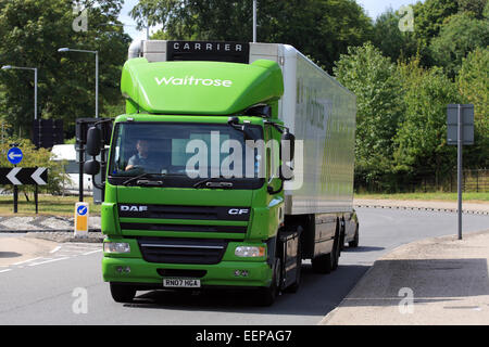 Ein Lkw verlassen eines Kreisverkehrs in Coulsdon, Surrey, England Stockfoto