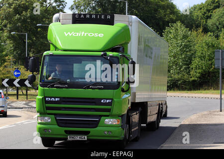 Ein Lkw verlassen eines Kreisverkehrs in Coulsdon, Surrey, England Stockfoto