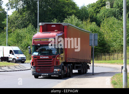 Lastwagen unterwegs um einen Kreisverkehr in Coulsdon, Surrey, England Stockfoto