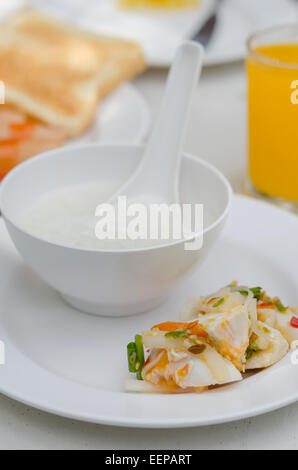 Gesunden Reissuppe mit würzigen gesalztes Ei Salat Stockfoto