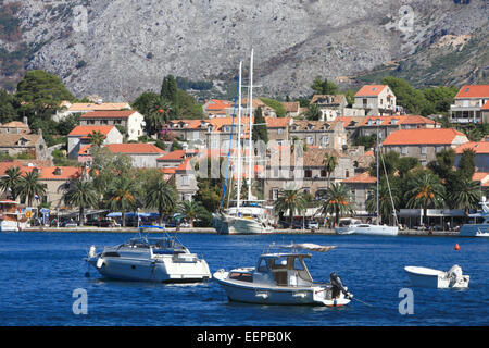 Cavtat, Harbour Front, Kroatien mit Booten im Hafen und Yachten auf dem Meer Wandervorführung; Mitteleuropa und dem Mittelmeer. Stockfoto
