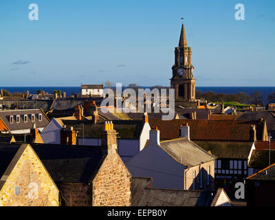 Blick über Berwick Upon Tweed Stadtzentrum Skyline mit dem Rathaus Turm sichtbar in der Ferne Northumberland England UK Stockfoto