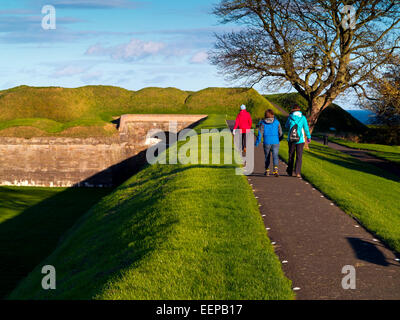 Ansicht zeigt Menschen, die genießen, Verstrebungen Spaziergang entlang der Stadtmauer in Berwick nach Tweed Northumberland UK nähert sich Messing Bastion Stockfoto