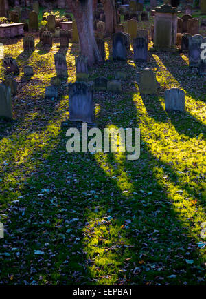 Blick auf die Altstadt Grabsteine auf dem Friedhof mit langen Schatten in der Nähe der Stadtmauer in Berwick nach Tweed Northumberland England UK Stockfoto