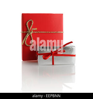 Rot und Silber Geschenk-Boxen auf einem weißen Hintergrund. Isoliert mit Beschneidungspfad. Stockfoto