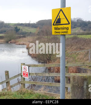 Tiefenwasser Warnschild neben einem Teich in Stoke Park Estate, 20. Januar 2015 Stockfoto