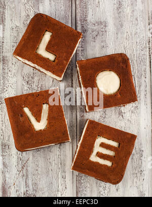 Liebe Kuchen. Schoko-Bananen-Kuchen mit Frischkäse Frosting und Wort Liebe. Stockfoto