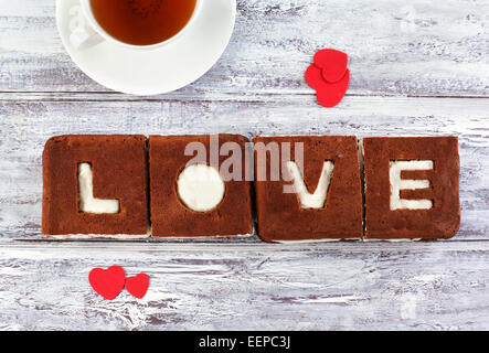 Liebe Kuchen. Schoko-Bananen-Kuchen mit Frischkäse Frosting und Wort Liebe. Stockfoto