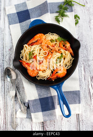 Pfanne von Garnelen Spaghetti mit Sahnesoße Stockfoto