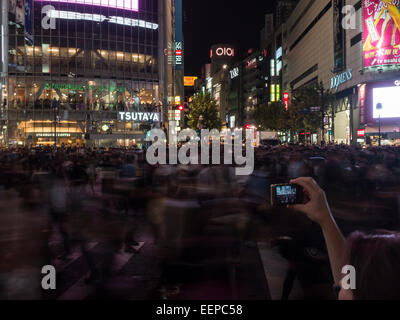 Aufnehmen von Bildern in die unscharfen Menge an Shibuya-Kreuzung Stockfoto