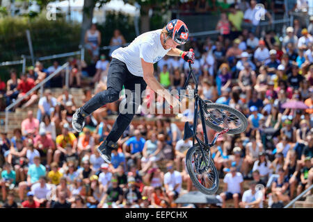 BARCELONA - JUN-28: Ein Profi-Fahrer beim Flatland BMX (Bicycle Motocross) Wettbewerb bei LKXA Extreme Sports. Stockfoto