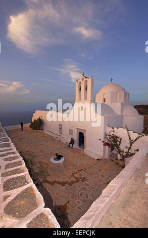 Nahaufnahme des Klosters Zoodohos Pigi bei Sonnenuntergang, der wichtigsten orthodoxen Schrein Sikinos Insel, Kykladen, Griechenland Stockfoto