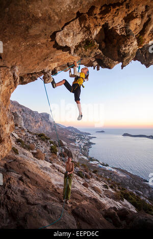 Siebenjähriges Mädchen Klettern eine anspruchsvolle Route, Vater sichern. Kalymnos Insel, Griechenland Stockfoto