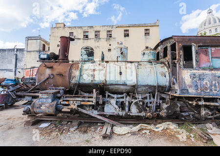 Blick auf Rost, baufälligen vintage Blue Train Lokomotive in einem Schrottplatz, in der Altstadt von Havanna, Kuba in der Nähe des National Capitol Regierung Gebäude Stockfoto