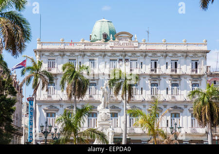 Die klassische Fassade des Hotel Inglaterra, das älteste Hotel in Kuba, mit Statue von Jose Marti, im Parque Central, Paseo del Prado, Havanna Stockfoto