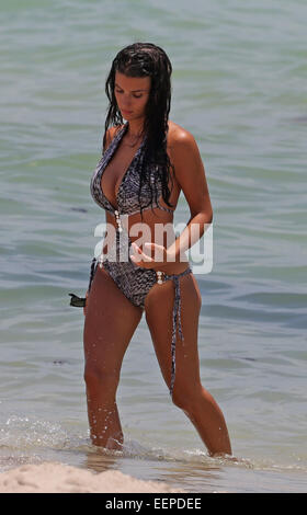 Französischer Fußballspieler Bacary Sagna und seine Frau Ludivine Kadri Sagna genießen Sie einen Tag am Strand mit: Ludivine Kadri Sagna wo: Miami Beach, Florida, USA bei: 18. Juli 2014 Stockfoto