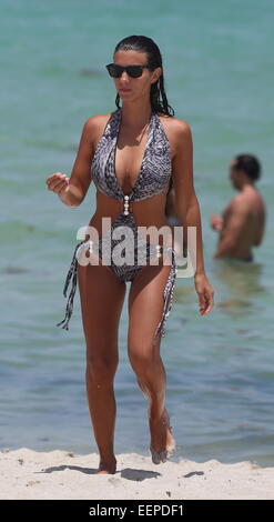 Französischer Fußballspieler Bacary Sagna und seine Frau Ludivine Kadri Sagna genießen Sie einen Tag am Strand mit: Ludivine Kadri Sagna wo: Miami Beach, Florida, USA bei: 18. Juli 2014 Stockfoto