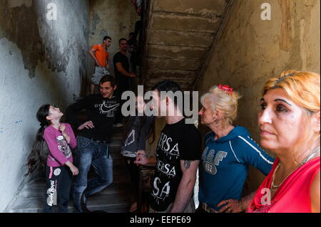 Budapest, Ungarn. 26. Mai 2014. Eine Roma-Familie sammelt in einem Treppenhaus von ihren staatlichen Gebäude. Die Roma wurden viele Versprechen. Sie erwarten, dass sie vom Grundstück vertrieben werden. (Kredit-Bild: © Peter Bauza/zReportage.com über ZUMA Press) Stockfoto