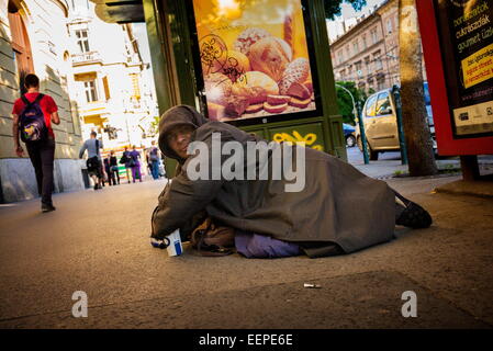 Budapest, Ungarn. 26. Mai 2014. Ein Bettler liegt auf der Straße in Budapest. (Kredit-Bild: © Peter Bauza/zReportage.com über ZUMA Press) Stockfoto