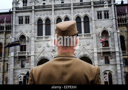 Budapest, Ungarn. 26. Mai 2014. Eine Wache steht stramm im Parlament in Budapest. (Kredit-Bild: © Peter Bauza/zReportage.com über ZUMA Press) Stockfoto