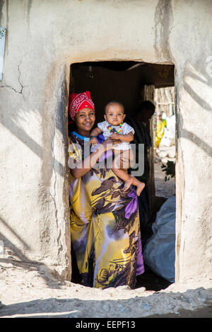 Frau und ihr Kind stand in der Tür des Hauses, Äthiopien, Afrika. Stockfoto