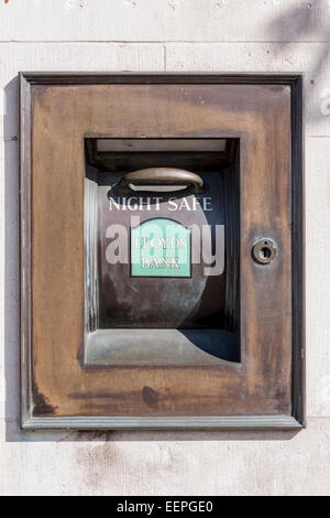 Nacht-Safe Safe an Außenwand bei einer Bank Lloyds Land. Stockfoto